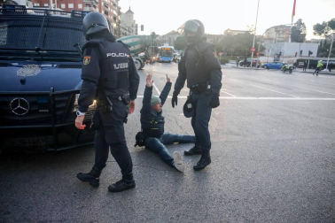 Varios taxis han comenzado a ser retirados por grúas en el paseo de la Castellana de Madrid donde los taxistas mantienen una concentración en el marco de la huelga del sector