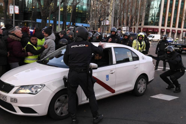 Varios taxis han comenzado a ser retirados por grúas en el paseo de la Castellana de Madrid donde los taxistas mantienen una concentración en el marco de la huelga del sector