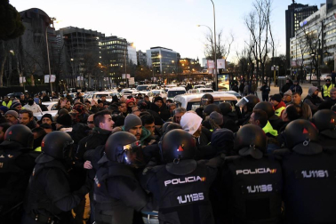 Varios taxis han comenzado a ser retirados por grúas en el paseo de la Castellana de Madrid donde los taxistas mantienen una concentración en el marco de la huelga del sector