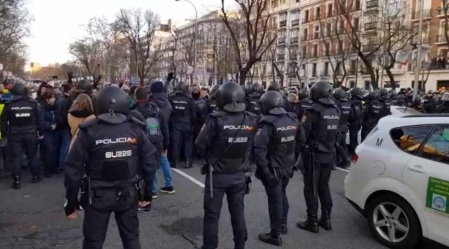 Varios taxis han comenzado a ser retirados por grúas en el paseo de la Castellana de Madrid donde los taxistas mantienen una concentración en el marco de la huelga del sector