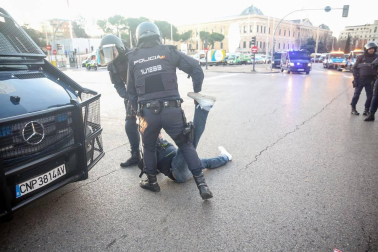 Varios taxis han comenzado a ser retirados por grúas en el paseo de la Castellana de Madrid donde los taxistas mantienen una concentración en el marco de la huelga del sector