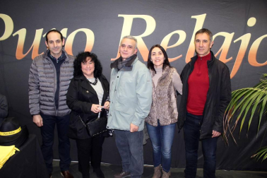 Los componentes de grupo Puro Relajo ofrecieron un emocionante concierto en el Centro Cultural de Noáin la tarde del 25 de enero. Más de dos horas de rancheras y sorprendentes versiones en la que también tomaron parte el Coro del Valle de Elorz, la acordeonista Garbiñe Sertucha y la cantante Maialen Lecumberri. Una jornada festiva pero también solidaria, que sirvió para impulsar el trabajo de la Fundación Síndrome Dravet.