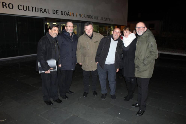 Los componentes de grupo Puro Relajo ofrecieron un emocionante concierto en el Centro Cultural de Noáin la tarde del 25 de enero. Más de dos horas de rancheras y sorprendentes versiones en la que también tomaron parte el Coro del Valle de Elorz, la acordeonista Garbiñe Sertucha y la cantante Maialen Lecumberri. Una jornada festiva pero también solidaria, que sirvió para impulsar el trabajo de la Fundación Síndrome Dravet.