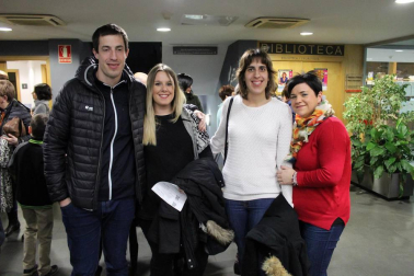 Los componentes de grupo Puro Relajo ofrecieron un emocionante concierto en el Centro Cultural de Noáin la tarde del 25 de enero. Más de dos horas de rancheras y sorprendentes versiones en la que también tomaron parte el Coro del Valle de Elorz, la acordeonista Garbiñe Sertucha y la cantante Maialen Lecumberri. Una jornada festiva pero también solidaria, que sirvió para impulsar el trabajo de la Fundación Síndrome Dravet.