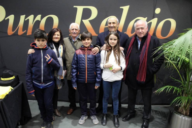 Los componentes de grupo Puro Relajo ofrecieron un emocionante concierto en el Centro Cultural de Noáin la tarde del 25 de enero. Más de dos horas de rancheras y sorprendentes versiones en la que también tomaron parte el Coro del Valle de Elorz, la acordeonista Garbiñe Sertucha y la cantante Maialen Lecumberri. Una jornada festiva pero también solidaria, que sirvió para impulsar el trabajo de la Fundación Síndrome Dravet.