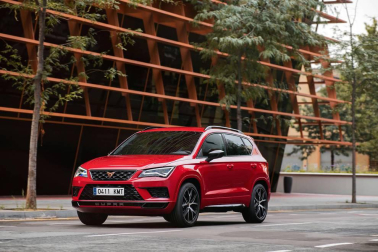 El concesionario Iruña Motor presentó en sociedad la nueva marca deportiva Cupra, que era una línea de acabado 'sport' de Seat y que ahora nace como una marca independiente y espíritu joven