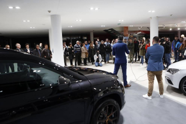 El concesionario Iruña Motor presentó en sociedad la nueva marca deportiva Cupra, que era una línea de acabado 'sport' de Seat y que ahora nace como una marca independiente y espíritu joven