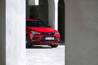 El concesionario Iruña Motor presentó en sociedad la nueva marca deportiva Cupra, que era una línea de acabado 'sport' de Seat y que ahora nace como una marca independiente y espíritu joven