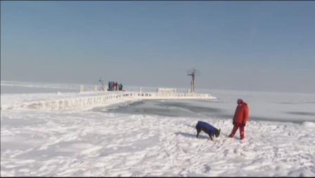 Decenas de turistas visitan a pie el Lago Michigan congelado