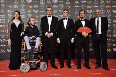 Los primeros invitados a la 33 ceremonia de los Premios Goya han comenzado a llegar a la alfombra roja del Palacio de Exposiciones y Congresos de Sevilla (FIBES) hacia las 18.20 horas de este sábado 2 de febrero