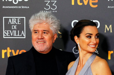 Los primeros invitados a la 33 ceremonia de los Premios Goya han comenzado a llegar a la alfombra roja del Palacio de Exposiciones y Congresos de Sevilla (FIBES) hacia las 18.20 horas de este sábado 2 de febrero