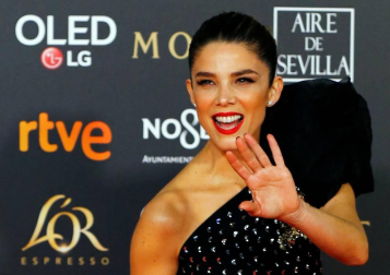 Los primeros invitados a la 33 ceremonia de los Premios Goya han comenzado a llegar a la alfombra roja del Palacio de Exposiciones y Congresos de Sevilla (FIBES) hacia las 18.20 horas de este sábado 2 de febrero