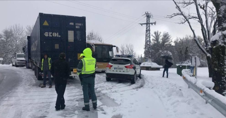 Fotografías del temporal de nieve y lluvia en Navarra, que está provocando dificultades para circular en distintos puntos de la red viaria.