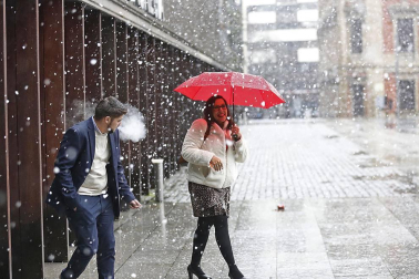 Fotografías del temporal de nieve y lluvia en Navarra, que está provocando dificultades para circular en distintos puntos de la red viaria.