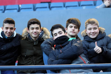 Imágenes del búscate en la grada del Osasuna-Granada