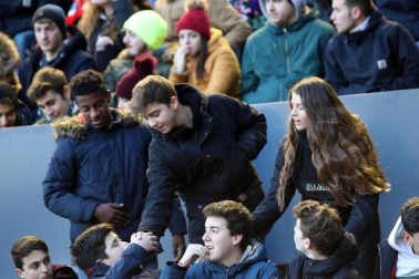 Imágenes del búscate en la grada del Osasuna-Granada