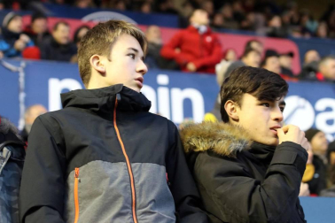 Imágenes del búscate en la grada del Osasuna-Granada