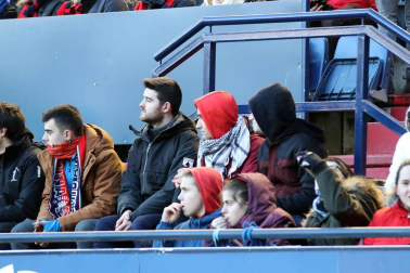 Imágenes del búscate en la grada del Osasuna-Granada