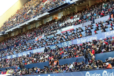 Imágenes del búscate en la grada del Osasuna-Granada
