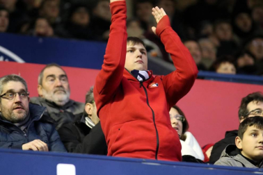 Imágenes del búscate en la grada del Osasuna-Granada