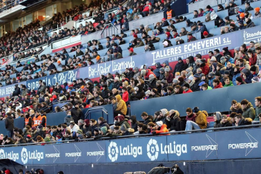Imágenes del búscate en la grada del Osasuna-Granada