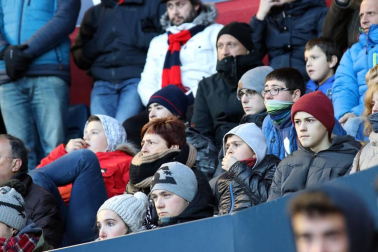 Imágenes del búscate en la grada del Osasuna-Granada