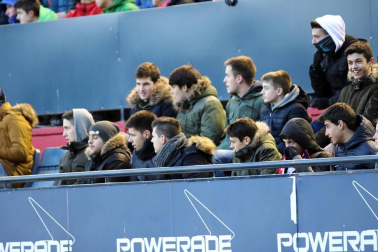Imágenes del búscate en la grada del Osasuna-Granada