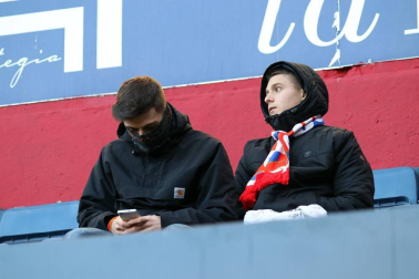 Imágenes del búscate en la grada del Osasuna-Granada