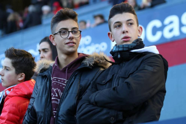 Imágenes del búscate en la grada del Osasuna-Granada