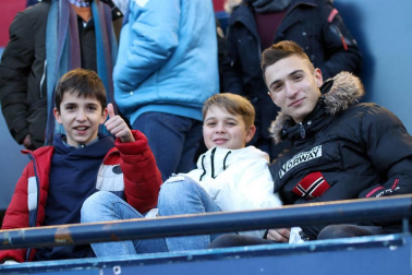 Imágenes del búscate en la grada del Osasuna-Granada