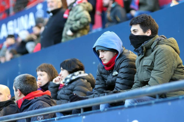 Imágenes del búscate en la grada del Osasuna-Granada