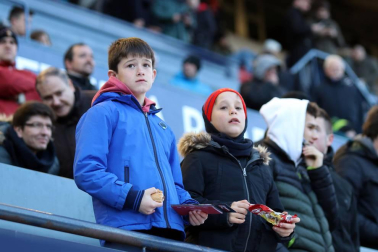 Imágenes del búscate en la grada del Osasuna-Granada
