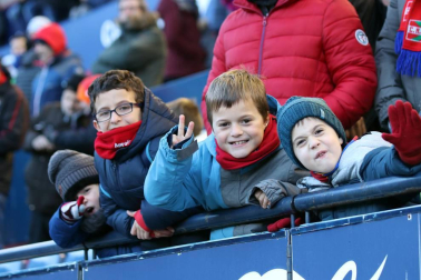Imágenes del búscate en la grada del Osasuna-Granada