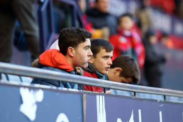 Imágenes del búscate en la grada del Osasuna-Granada