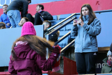 Imágenes del búscate en la grada del Osasuna-Granada