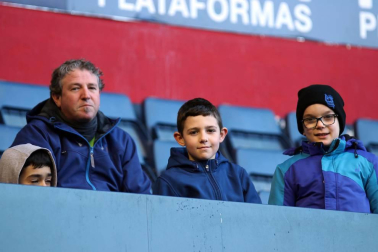 Imágenes del búscate en la grada del Osasuna-Granada