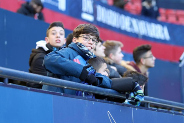 Imágenes del búscate en la grada del Osasuna-Granada