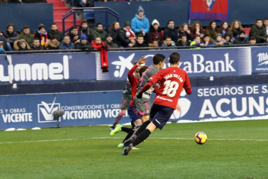 Imágenes del partido Osasuna-Cádiz disputado en El Sadar.