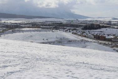 La borrasca 'Helena' cubre de nieve Pamplona y buena parte de Navarra
