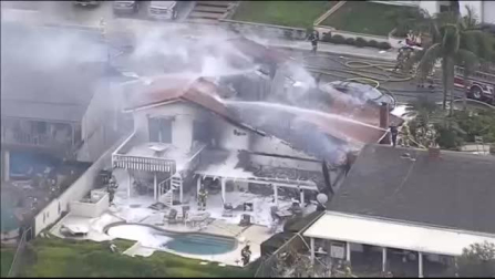 Una avioneta se estrella contra una vivienda en California