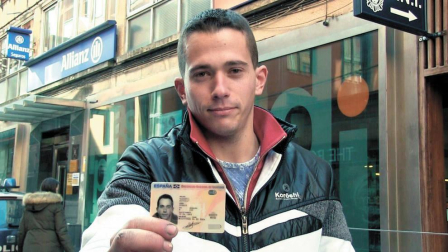El joven leonés del palillo en la boca pierde su DNI y se ve obligado a renovarlo