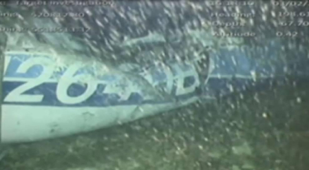 Una cámara submarina capta la avioneta de Sala a 63 metros de profundidad
