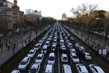 Varios taxis han comenzado a ser retirados por grúas en el paseo de la Castellana de Madrid donde los taxistas mantienen una concentración en el marco de la huelga del sector