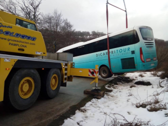 El vehículo procedente de Madrid, con 34 escolares, cuatro profesores y el conductor en su interior, quedó atascado en la subida a San Miguel de Aralar.