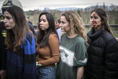 Alumnos de la UN y participantes en un congreso sobre cirugía participaron en un ejercicio de un hipotético descarrilamiento de un tren con medio centenar de 'heridos'.