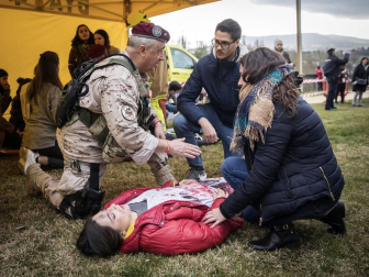 Alumnos de la UN y participantes en un congreso sobre cirugía participaron en un ejercicio de un hipotético descarrilamiento de un tren con medio centenar de 'heridos'.