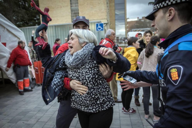 Alumnos de la UN y participantes en un congreso sobre cirugía participaron en un ejercicio de un hipotético descarrilamiento de un tren con medio centenar de 'heridos'.