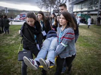 Alumnos de la UN y participantes en un congreso sobre cirugía participaron en un ejercicio de un hipotético descarrilamiento de un tren con medio centenar de 'heridos'.