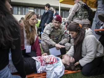 Alumnos de la UN y participantes en un congreso sobre cirugía participaron en un ejercicio de un hipotético descarrilamiento de un tren con medio centenar de 'heridos'.