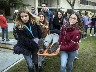 Alumnos de la UN y participantes en un congreso sobre cirugía participaron en un ejercicio de un hipotético descarrilamiento de un tren con medio centenar de 'heridos'.